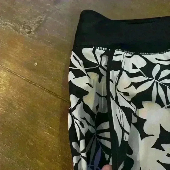 Lands End Size 2 Swim Skort Pretty Floral Design Summer Pool Beach Active Black - Picture 4 of 8